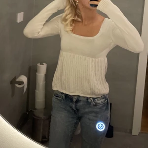 Super söt hollister tröja! - Köpte när jag var i usa förra året, behöver rensa kläder jag inte använder och därför ryker den tyvärr! Super söt och trendig<3