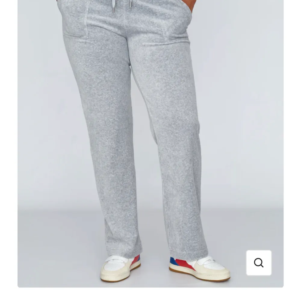 Säljer mina gråa juicybyxor, köpte för 1200 kr, säljes för 850, inga defekter, som helt nya, i strl Xs💕. Jeans & Byxor.