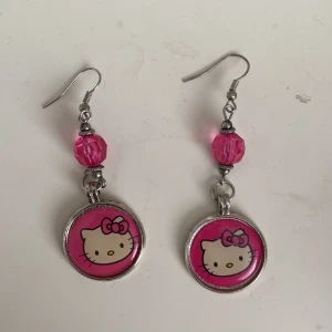 hellokitty örhängen  - säljer ett par jättefina hello Kitty örhängen!  bra kvalitet.