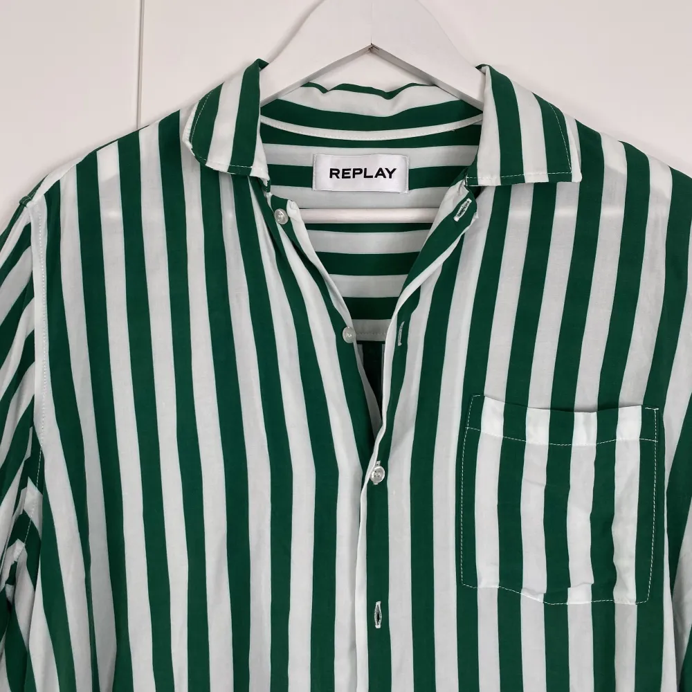 Skjorta från Replay, grön- och vitrandig! Toppskick! . Skjortor.