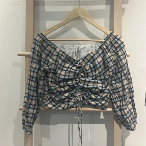 Söt topp från FB sister - Säljer denna gulliga tröjan jag själv köpte på sellpy! I bra skick! Hör av dig för fler bilder🥰