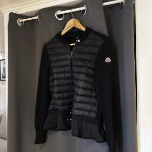 Intressekoll på min skit snygga moncler jacka, köpt på vestiaire Super bra skick, passar XS-M skulle jag säga. Vid snabb affär kan ja sänka priset