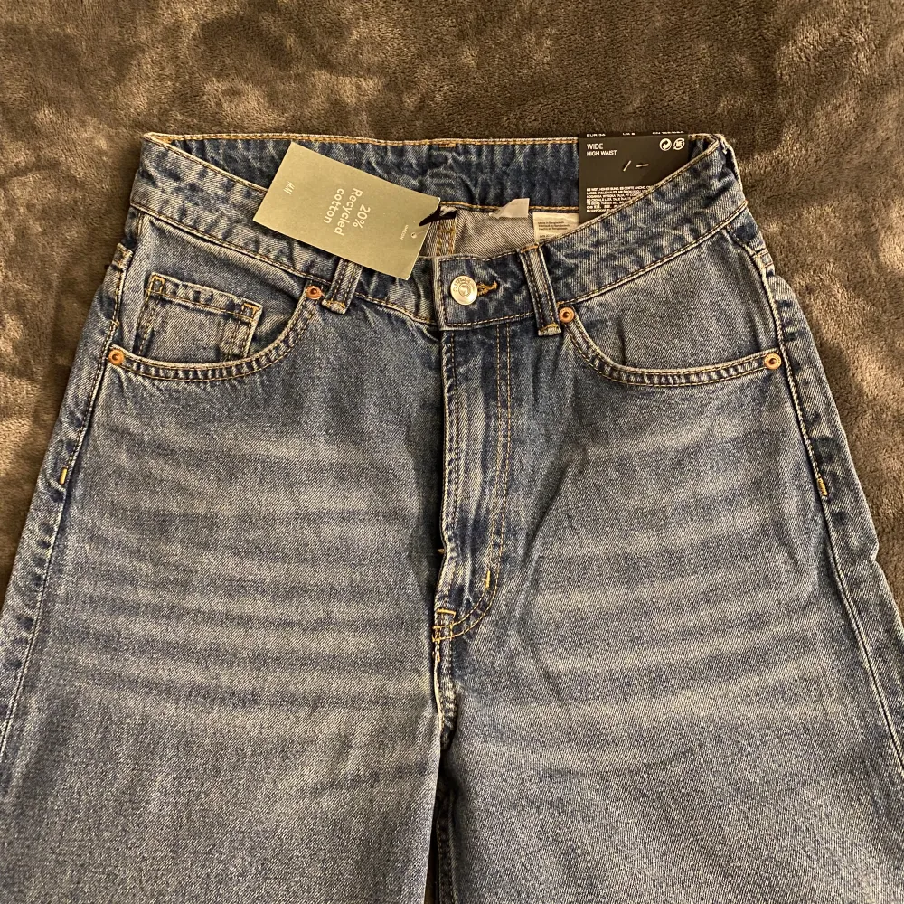 Helt nya jeans med lappen kvar. Aldrig använt då det inte riktigt va min stil. Strl 36. Säljer för 200kr+ eventuell frakt. Kan hämtas o Karlstad. Jeans & Byxor.