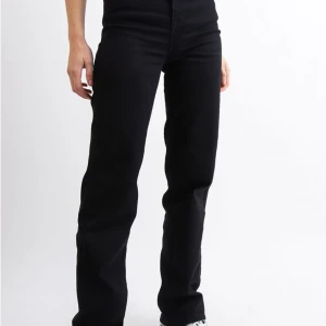 Högmidjade vida jeans- rory  - Säljer pga. Fel storlek Dessa byxor är mina absoluta favorit byxor!! 💅Som sagt tyvärr för små. 