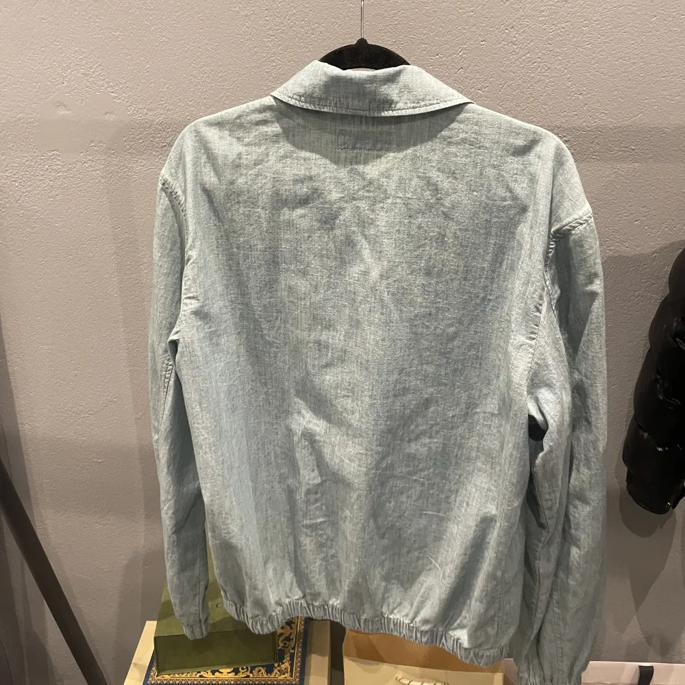 Skön Ralph lauren jacka, rätt så tunt material. Kommer i bra skick, använt Max 5 gånger. Köpt för 1700kr köp för endast 750. Jackor.