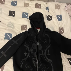 ”Ribcage” zip-up - Zip-up hoodie med sjukt tryck som jag säljer eftersom att dragkedjan tyvärr är sönder och därför överlåter jag det skräddarbesöket, eller vad man gör till någon annan.