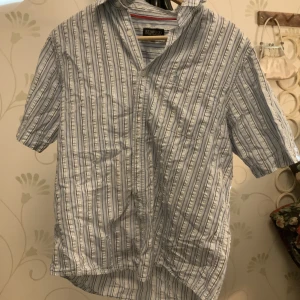 Randig skjorta av Redwood - En skjorta endast använt 3-4 gånger, väldigt fint skick. Storlek M.