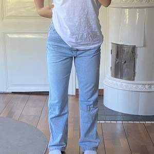 Högmidjade jeans från Weekday i modellen rowe. Hyfsat välanvända men bra skick👍🏽Köpte för 500kr säljer för endast 200kr! Köparen står för ev. frakt 🫶🏽