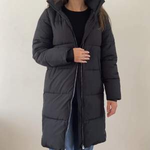 ”Calvin Klein Elastic Logo Sorona Coat” strl S Nypris 2.699kr  Endast använd ett par gånger!  Vegansk ”dun”jacka.  Skriv vid intresse 🧡