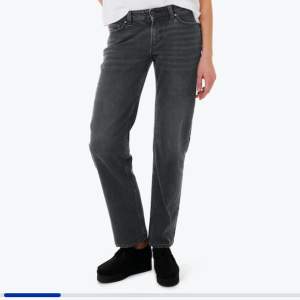 Säljer mina gråa jeans från Märket Stay köpa på Carlings. Använda Max 5 gånger  Original pris 500kr!!!Obs byxorna är stora i storlek!!! Kan mötas upp i handen eller s