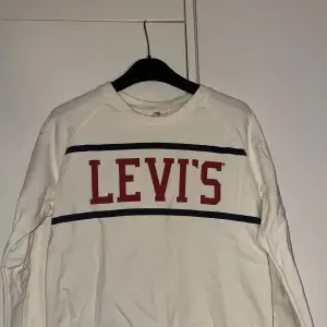 Levis tröja kort i modellen, jag är en M men köpte storlek L då jag ville ha den ”normallång” i modellen. Sparsamt använd 