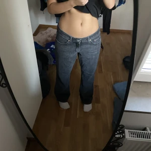 lågmidjade weekday jeans  - ett par knappt använda lågmidjade arrow jeans stök 28/30 ifrån weekday, hör av dig för mått
