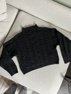 Stickad tröja nakd - Svart kavelstickaf tröja från nakd med en liten ”polo” använd kanske 5 gånger