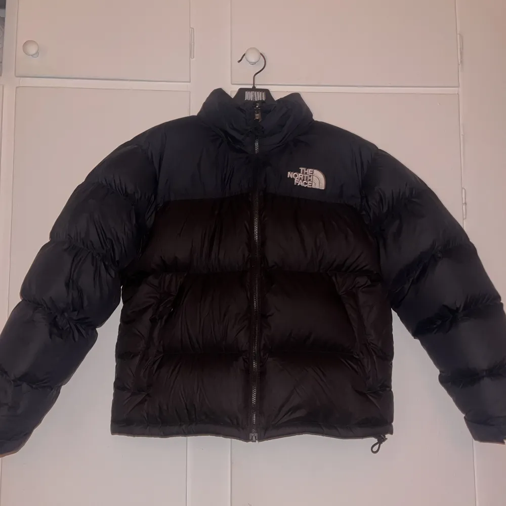 The North Face 1996 Retro Nuptse Jacket sparsamt använd köpt på SNS med kvitto NYPRIS 3500kr . Jackor.