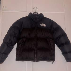 The North Face 1996 Retro Nuptse Jacket sparsamt använd köpt på SNS med kvitto NYPRIS 3500kr 