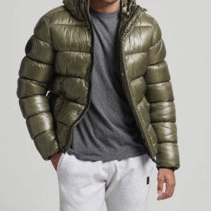 Superdry jacka grön - Lägger ut denna populära jacka som slutat säljas då jag vill se vad jag kan få för den. Köpte för 1800kr. Det är en herr modell då dam modellen är så kort. Köptes förra vintern och den har inga defekter. Skriv för fler bilder.❤️
