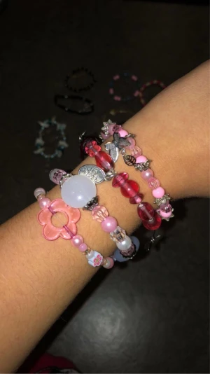 Intressekoll av Armband 💜🩷🩵 - Jag prelat egna armband och tänkte kolla hur många som är intresserade av att beställa egna armband där du får välja färger, berlocker, stil osv! Hör gärna av dig om du är intresserad☺️