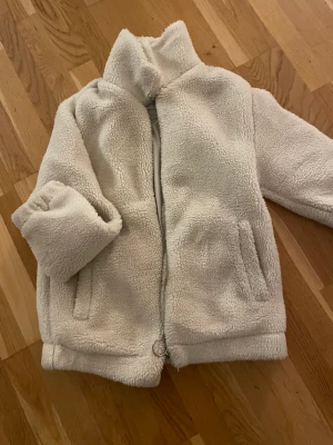 Vit Teddyjacka - Säljer min vita Teddy jacka, super fluffig och varm, säljer pga att jag har 3 st. Nypris var 700