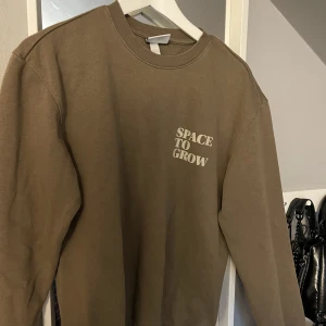 Sweatshirt - Cool sweatshirt med tryck! Köpt på herravdelningen men passar alla🩵