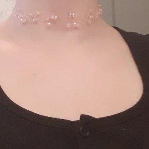 Rosa halsband - Super fint halsband i rosa gjort av strechigt material. Aldrug andvänt förutom när jag tog bilden! Små rosa pärlor. Fint skick och blir up till 50cm när man sträcker ut det. Passar de flesta halsar men kan även sita like tajt. Kontakta vid frågor💗