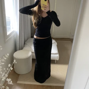 Lång jeanskjol  - Jätte snygg jeanskjol från zara. Perfekt till hösten och fin till både vardag och fest🤩skriv om ni undrar något 