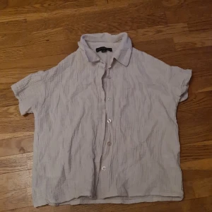 Sommrig kort armad skjorta - Sommrig kortarmad skorta med knapar