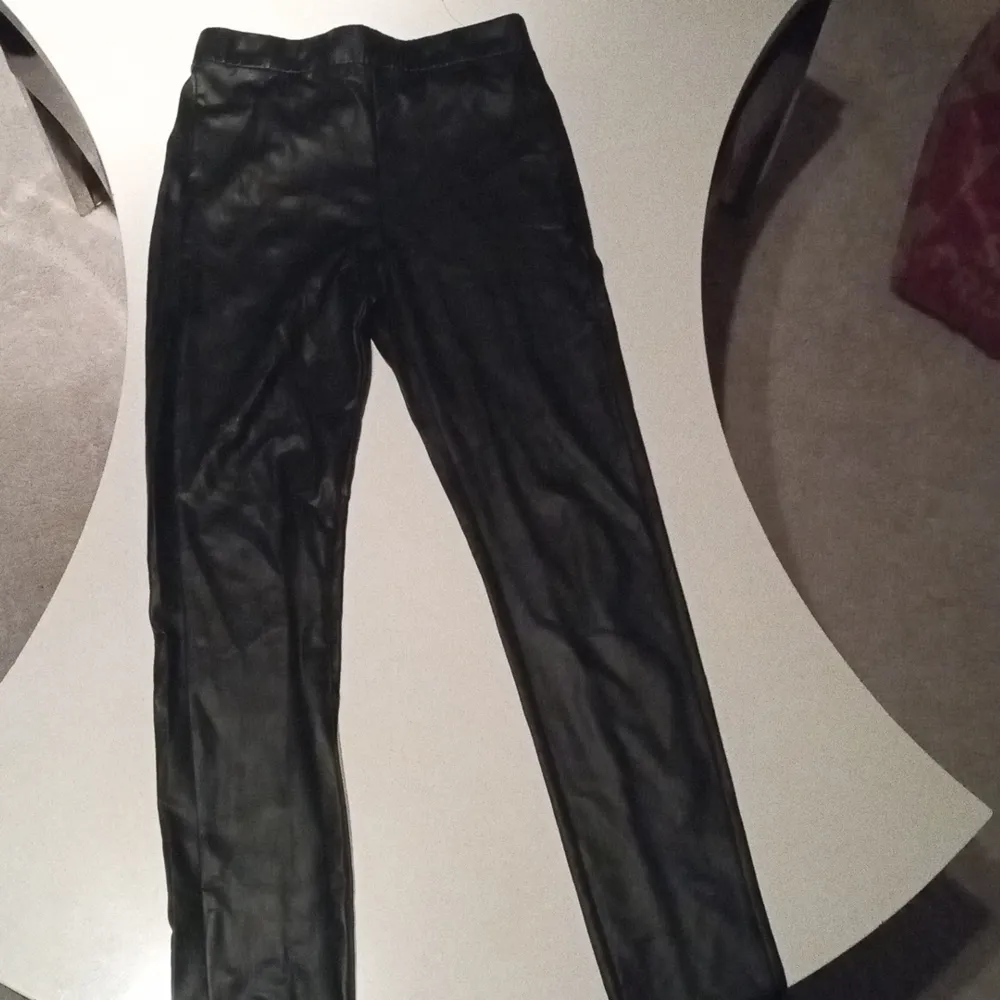 Ett par svarta låsas skin byxor . Jeans & Byxor.