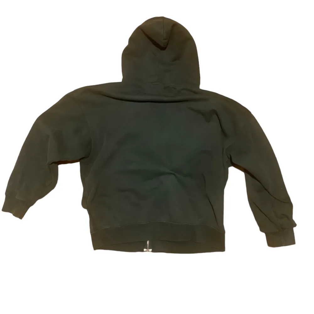 Riktigt snygg mörk grön hoodie från Brandy Melville. Den finns bara i en storlek men är oversized. Obs en fläck på framsidan av tröjan, se bild 3. Hör av er för mer frågor/bilder! 💫💫💫. Hoodies.