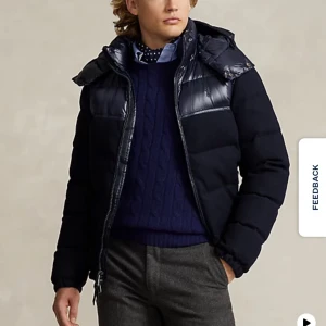 Ralph Lauren Puffer Jacket M - Säljer här en super snygg ny puffer jacka från Ralph Lauren. Den har avtagbar huva samt är vattentät och skyddar även galant mot vinterns kalla mornar, vilket gör den till den ultimata vinterjackan för dig!  Nypris: 6600 Hör av dig vid funderingar!