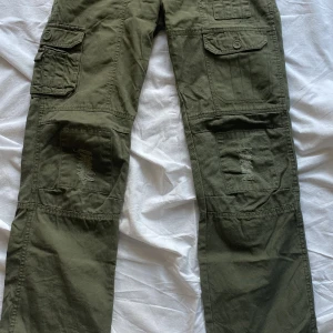 Low waist Cargo byxor - LOW WAIST CARGO BYXOR Skit snygga cargo byxor som är låg midjad med raka ben. Okänt märkte. Storlek 36 90 kr