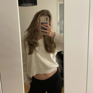 Tröja - Jättefin vit tröja som köptes på New  yorker för några år sedan. Har använts litegrann då och då, men tröjan är ändå i väldigt bra skick. Storlek XS. Vet ej ursprungspriset🩷