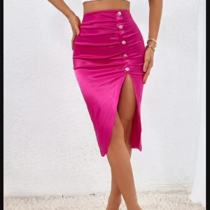 Rosa kjol - Super snygg cerise rosa kjol med knappar.  Använd en kväll.   Strorlek xs 