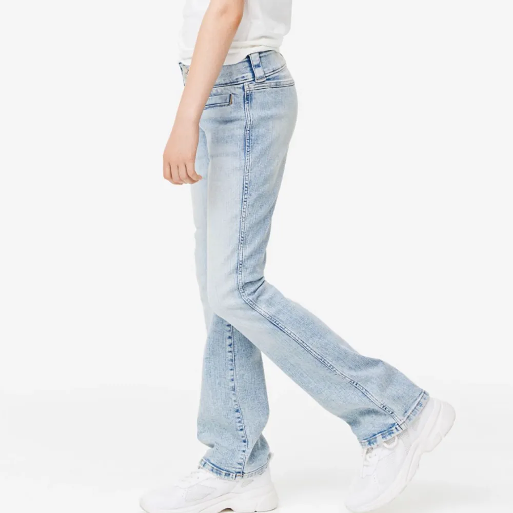 Säljer dessa slutsålda jeans från hm💓. Jeans & Byxor.