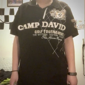 tshirt  - en svart camp david tshirt som är i väl skick! Köpt på second hand för ungefär 1 år sedan! As snygg och passar till det mesta😻