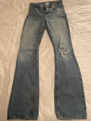 Blåa flare jeans  - Jag säljer mina blåa Gina tricot jeans då dom inte kommer till andvändning. Inget slitage då dom inte är jätte mycket andvända.