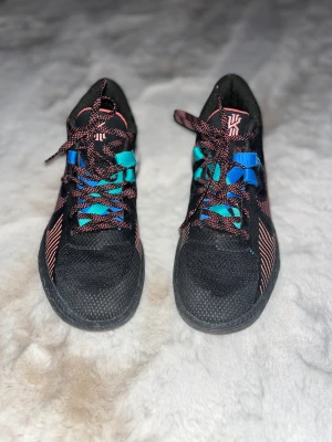 Basketskor - Skorna är i princip som nya, inte använda förutom att jag testat de bara. Bytte sedan sport och har glömt lämna tillbaka. Nypris 1149kr