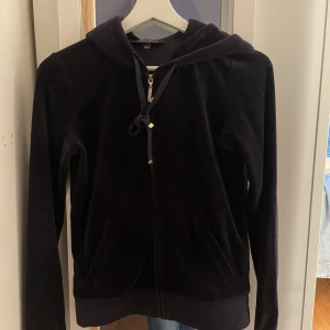 Juicy Couture - Jättefin juicy couture hoodie som inte kommer till användning🫶 änvänd någon enstaka gång, så den är i nyskick! 