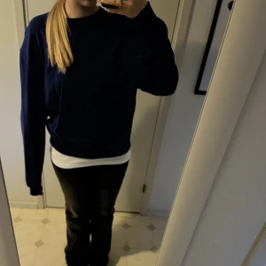 Blå långärmad tjocktröja - Säljer en jättehärlig blå långärmad tjocktröja ifrån Cubus. Säljer då den inte kommer till lika mycket användning längre. Använd fåtal gånger med ett fint skick. Skriv om du har några funderingar💙🦋🐬