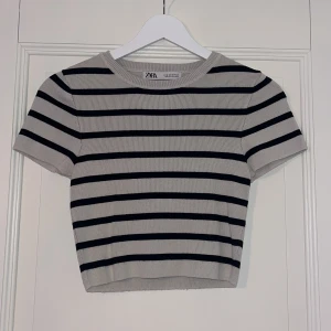 Supersöt kortärmad tröja från zara💞 - Super söt tröja som inte kommer till användning längre. Det är storlek M men passar som S