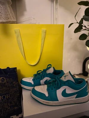 Jordan 1 low - Mycket sparsamt använda och bara smutsiga på de vita längst ner som är mycket lätt att tvätta bort. Köpte för cirka 1 år sedan och säljer för ja ej har användning för de längre!💚