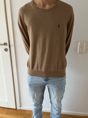 Polo Ralph Flauren tröja  - Polo ralph flauren tröja beige brun. Har små defekter som syns på bild 3. Jätte enkelt att fixa 