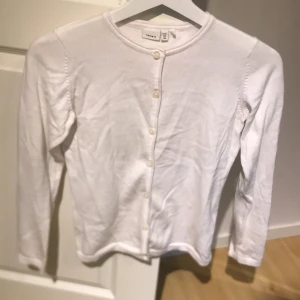 Basic kofta  - En fin basic vit kofta i fint skick