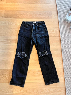 Mom jeans  - Svarta mom jeans med slitningar, passar 38💞
