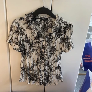 Söt blus  - Så söt blus ifrån märket KRISS, köpt för 900 men säker för 200 