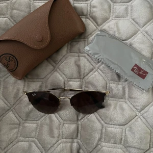 Rayban - Säljer ett par rayban glasögon, case följer med, köpta i italien har använt 1-2 gånger och är väldigt bra skick 