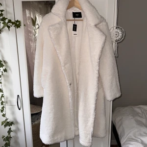 Vit Teddy Jacka XS  - Helt ny oanvänd Teddy jacka från Bik Bok. Köpte den förra året men har inte använt den och sen blev det för varmt, så den har bara hängt i min garderob, har inte använt jackan en ända gång. 