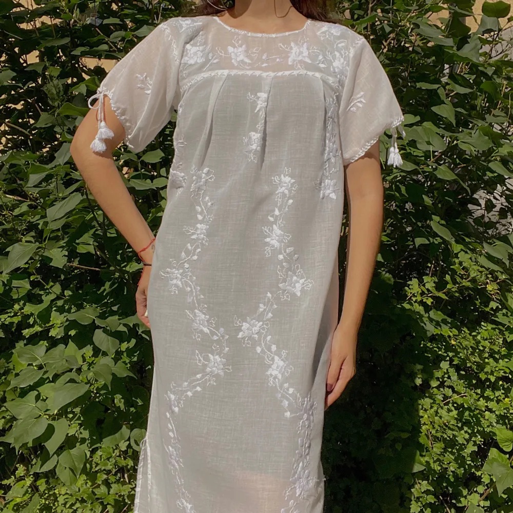 Vintage Dreamy Embroidered House Dress.  Romantic Cottage Core Style  Handmade with Tie Sleeves & Floral Embroidery  Model is 160cm (5”3) and generally fits XS/S.Very Good Condition.  100% Cotton . Klänningar.