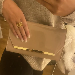 Kuvert väska - Skit snygg rosa-beige väska, aldrig använd!💕Har ett fack i med dragkedja💕