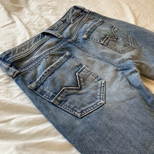 Diesel industry jeans  - Väldigt bra skick💗säljer billigt för att jag vill bli av med dom! Priset kan diskuteras💘Midjemåttet är 40 som ni ser på den sista bilden! 