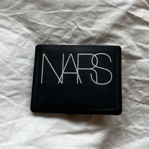 nars blush och bronzer orgasm och laguna - en blush och bronzer duo från märket nars❤️ innehåller orgasm blush och laguna bronzing powder! jag har endast testat den så 99% av produkten är kvar ❤️ nypris 280kr jag säljer för 150kr❤️